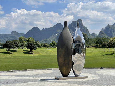 1-1傅中望,《瓶合 5 #》, 不锈钢、铜 ,198.76 cm × 62.6 cm × 350 cm ( H ) ,2019
1-1傅中望,《瓶合 5 #》, 不锈钢、铜 ,198.76 cm × 62.6 cm × 350 cm ( H ) ,2019