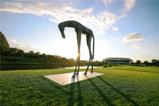 5-于凡，《包裹的马》 ，铜着色 ， 270 cm × 60 cm × 270 cm ，2012
