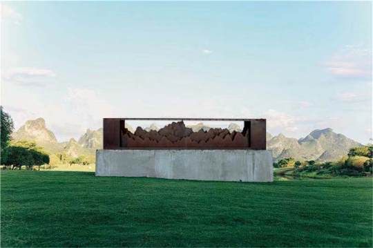 6-张伟,《层峦叠嶂》,不锈钢,600cm×100cm×80cm,2015
6-张伟,《层峦叠嶂》,不锈钢,600cm×100cm×80cm,2015
