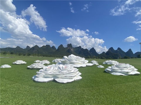10-2唐勇，《花——生命的欲望 1》 ，玻璃钢烤漆，  500 cm × 500 cm × 60 cm (直径 210 cm) ， 2010
