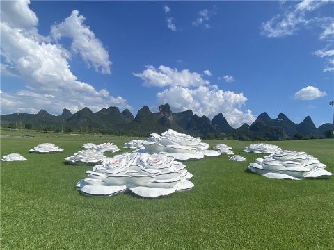 10-2唐勇,《花——生命的欲望 1》 ,玻璃钢烤漆, 500 cm × 500 cm × 60 cm (直径 210 cm) , 2010
10-2唐勇,《花——生命的欲望 1》 ,玻璃钢烤漆, 500 cm × 500 cm × 60 cm (直径 210 cm) , 2010