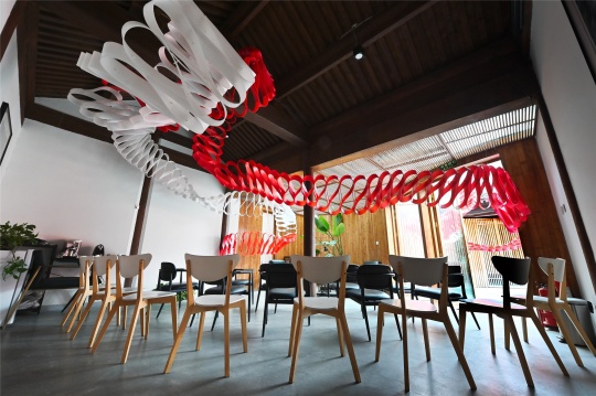 作品由央美建筑学院学生集体创作，自由灵动的姿态连接了室内外空间
