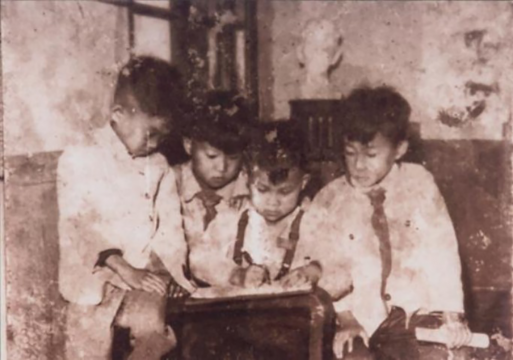 画家王明贤小时候
画家王明贤小时候