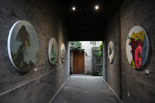 展示在门洞中的小幅油画
展示在门洞中的小幅油画