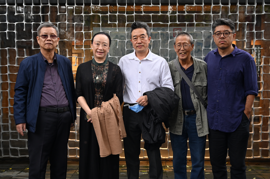 王明贤与众专家学者合影
王明贤与众专家学者合影