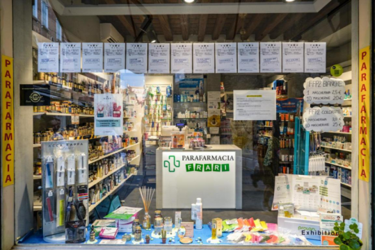 丁成《丁成药店》Buying Diseases (from Ding Cheng Pharmacy project), 8.2020 - 8.2021, 13 prints
作品说明:《买病》是由1854张不同地区、不同阶层、不同性别的人,在观念性公共互动艺术项目“丁成药店”挂号所产生的处方笺构成。由每个参与者根据自己的状况“自我诊断”,自主选择,然后“丁成药店”的系统会自动开出匹配的处方。广普处方为丁成个人原创的诗句,进口处方为丁成翻译的库其奥•塞拉尔多•贡蒂尼(Koziol Gerardo Contini)的诗句,特效处方为丁成编剧、导演的电影《我是谁 从哪里来 到哪里去》电影台词。
丁成《丁成药店》Buying Diseases (from Ding Cheng Pharmacy project), 8.2020 - 8.2021, 13 prints
作品说明:《买病》是由1854张不同地区、不同阶层、不同性别的人,在观念性公共互动艺术项目“丁成药店”挂号所产生的处方笺构成。由每个参与者根据自己的状况“自我诊断”,自主选择,然后“丁成药店”的系统会自动开出匹配的处方。广普处方为丁成个人原创的诗句,进口处方为丁成翻译的库其奥•塞拉尔多•贡蒂尼(Koziol Gerardo Contini)的诗句,特效处方为丁成编剧、导演的电影《我是谁 从哪里来 到哪里去》电影台词。