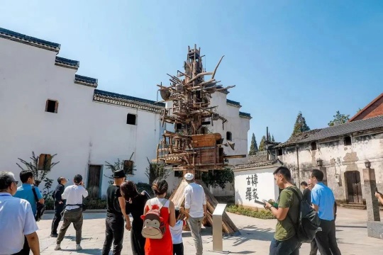 来桐庐山水艺术季参加开幕式的众位艺术人士参观艺术作品
来桐庐山水艺术季参加开幕式的众位艺术人士参观艺术作品