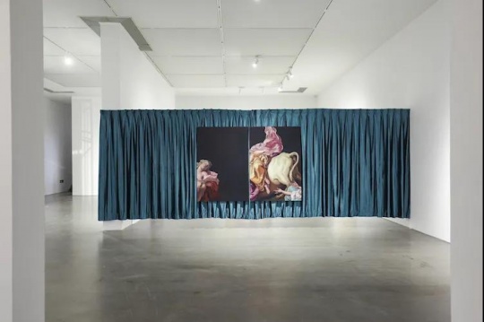 杰西·莫克林《她害怕得几乎昏厥，向后一瞥》157.5×223.5cm 布面油画 2021
