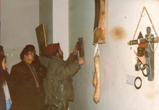 冯国东在“中国现代艺术展”展览现场,1989
冯国东在“中国现代艺术展”展览现场,1989
