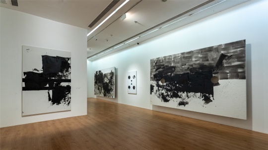 展览现场,黄锐2020年全新“有道无道”系列油画
展览现场,黄锐2020年全新“有道无道”系列油画