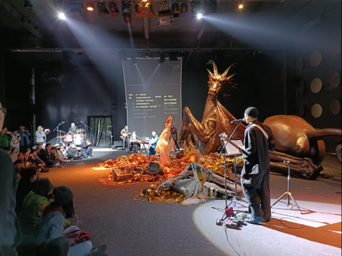 “能降饕餮”全景音乐诗剧现场
艺术家们围绕神兽饕餮演出
“能降饕餮”全景音乐诗剧现场
艺术家们围绕神兽饕餮演出