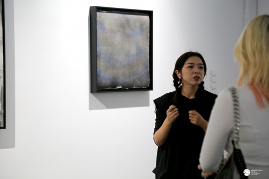 艺术家邵洋于开幕现场
艺术家邵洋于开幕现场