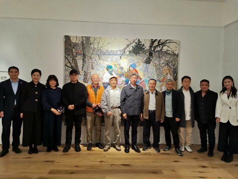开幕现场艺术家和嘉宾合影
开幕现场艺术家和嘉宾合影