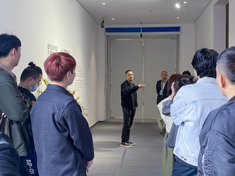 项目主持、艺术家、四川美院版画系主任韦嘉在导览现场 项目主持、艺术家、四川美院版画系主任韦嘉在导览现场