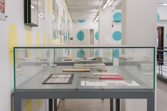 《玻璃展柜陈列作品》,1972-2012年
“约翰·阿姆莱德:再,再”展览现场图, 上海外滩美术馆,2021年
图片由上海外滩美术馆惠允
《玻璃展柜陈列作品》,1972-2012年
“约翰·阿姆莱德:再,再”展览现场图, 上海外滩美术馆,2021年
图片由上海外滩美术馆惠允