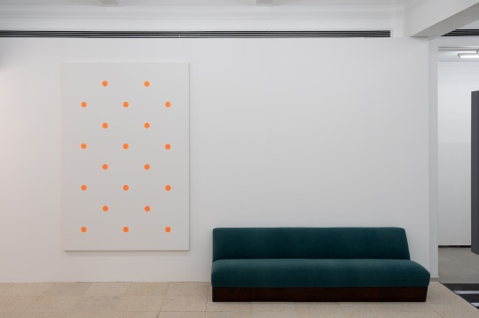 《蓝色约翰（氟），家具雕塑》 画框：240 × 160cm，沙发:  71 × 241.5 × 84cm  布面丙烯，詹姆斯·蒙特制作沙发 2003 由艺术家提供
