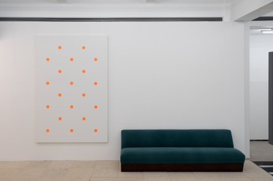 《蓝色约翰(氟),家具雕塑》 画框:240 × 160cm,沙发: 71 × 241.5 × 84cm 布面丙烯,詹姆斯·蒙特制作沙发 2003
由艺术家提供
《蓝色约翰(氟),家具雕塑》 画框:240 × 160cm,沙发: 71 × 241.5 × 84cm 布面丙烯,詹姆斯·蒙特制作沙发 2003
由艺术家提供