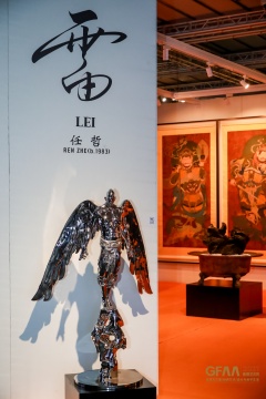 应真藏带来的任哲雕塑
应真藏带来的任哲雕塑