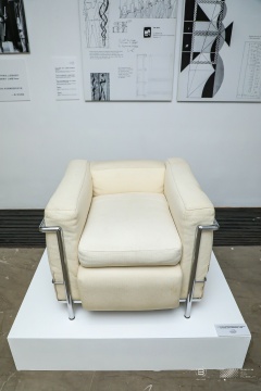 勒·柯布西耶,夏洛特·佩里安和皮埃尔·让纳雷《C2椅》 Cassina 版本 1970年代产
勒·柯布西耶,夏洛特·佩里安和皮埃尔·让纳雷《C2椅》 Cassina 版本 1970年代产