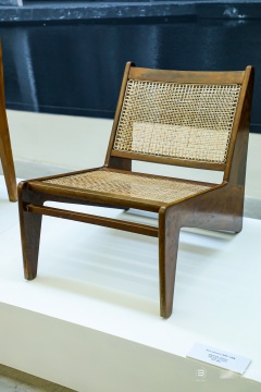 皮埃尔·让纳雷 《袋鼠安乐椅》 柚木、藤条 约1960 法国/印度
