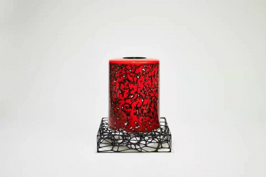 黄季  《红黑犀皮琉璃大罐》 250mm X 250mm X 290mm  玻璃，钛合金，漆   2020 

 
