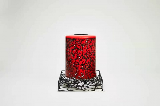 黄季 《红黑犀皮琉璃大罐》 250mm X 250mm X 290mm 玻璃,钛合金,漆 2020
黄季 《红黑犀皮琉璃大罐》 250mm X 250mm X 290mm 玻璃,钛合金,漆 2020