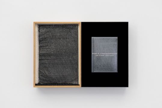 《遗忘比记忆更久远 ——<福柯的最后一课>》 40.7×59×7.4cm 纸、铅笔,LED显示屏、红橡木、低反玻璃、热轧钢板 2020-2021
《遗忘比记忆更久远 ——<福柯的最后一课>》 40.7×59×7.4cm 纸、铅笔,LED显示屏、红橡木、低反玻璃、热轧钢板 2020-2021