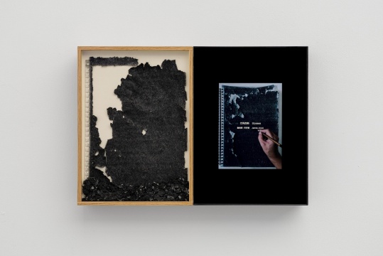 《遗忘比记忆更久远--<尤利西斯(上卷)>》
40.7×59×7.4cm 纸、铅笔、LED显示屏、红橡木、低反玻璃、热轧钢板 2021
在同一张纸上抄写一本书。当纸面 被抄满后将其擦除。然后继续在这张纸上抄写再擦除。依次类推, 直至结束。
《遗忘比记忆更久远--<尤利西斯(上卷)>》
40.7×59×7.4cm 纸、铅笔、LED显示屏、红橡木、低反玻璃、热轧钢板 2021
在同一张纸上抄写一本书。当纸面 被抄满后将其擦除。然后继续在这张纸上抄写再擦除。依次类推, 直至结束。