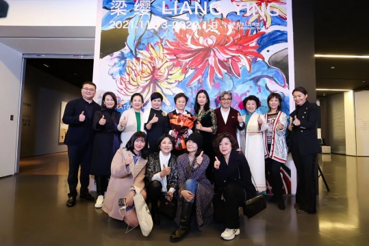 “花开富贵——梁缨作品展”开幕式,部分嘉宾合影留念,龙美术馆(西岸馆),上海,2021
“花开富贵——梁缨作品展”开幕式,部分嘉宾合影留念,龙美术馆(西岸馆),上海,2021