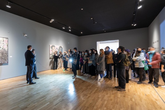 “花开富贵——梁缨作品展”开幕式,策展人谢晓冬做导览讲解,龙美术馆(西岸馆),上海,2021,摄影:shaunley
“花开富贵——梁缨作品展”开幕式,策展人谢晓冬做导览讲解,龙美术馆(西岸馆),上海,2021,摄影:shaunley