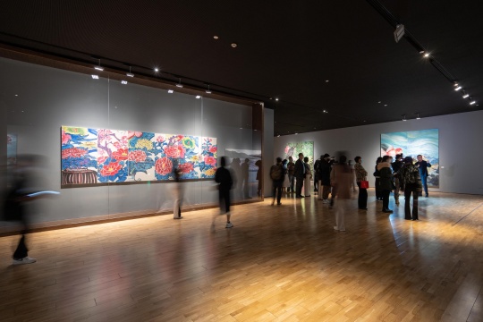 “花开富贵——梁缨作品展”开幕式,观众参观,龙美术馆(西岸馆),上海,2021,摄影:shaunley
“花开富贵——梁缨作品展”开幕式,观众参观,龙美术馆(西岸馆),上海,2021,摄影:shaunley