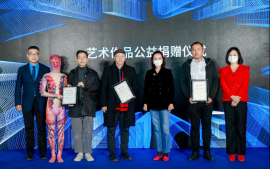艺术作品公益捐赠仪式:(左起)锡纯基金会秘书长黎正豪,艺术家刘大珩、苏永健、缪晓春,未来论坛发起人兼秘书长武红,艺术家刘可,未来论坛理事、和玉资本(MSA Capital)管理合伙人曾玉
艺术作品公益捐赠仪式:(左起)锡纯基金会秘书长黎正豪,艺术家刘大珩、苏永健、缪晓春,未来论坛发起人兼秘书长武红,艺术家刘可,未来论坛理事、和玉资本(MSA Capital)管理合伙人曾玉