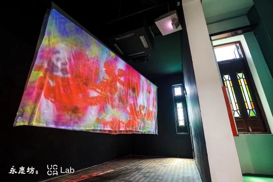 何为,《幕》,2021,纱、老糖纸、镀金铜丝、投影,200 x 400 cm ,时长可变
何为,《幕》,2021,纱、老糖纸、镀金铜丝、投影,200 x 400 cm ,时长可变