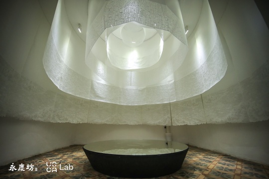 崔小清,《看·见》, 2021,宣纸、镜子,400 x 400 x 350 cm
崔小清,《看·见》, 2021,宣纸、镜子,400 x 400 x 350 cm