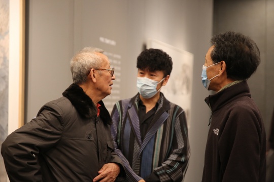 艺术顾问胡勃亲临展览现场
艺术顾问胡勃亲临展览现场