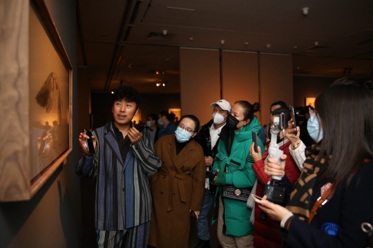 青年艺委会主任王冠军做现场线上导览
青年艺委会主任王冠军做现场线上导览