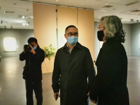 中国工笔画学会副会长张见在展览现场
中国工笔画学会副会长张见在展览现场