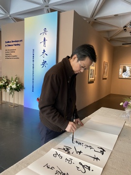 中国美协副主席何家英亲临展览现场
中国美协副主席何家英亲临展览现场