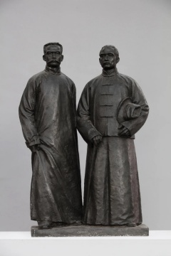 潘绍棠,《先驱者——孙中山与李大钊》,铸铜,38×78×114cm,1984年,
广州美术学院美术馆收藏
潘绍棠,《先驱者——孙中山与李大钊》,铸铜,38×78×114cm,1984年,
广州美术学院美术馆收藏