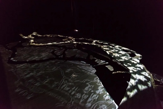 陈晓阳,《江岸三村》,影像装置,700×300×80cm,2017
陈晓阳,《江岸三村》,影像装置,700×300×80cm,2017