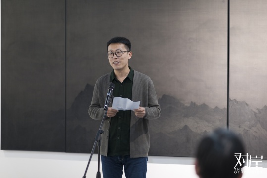 艺术家代表孟哲发言
艺术家代表孟哲发言