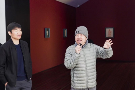 策展人戴卓群(左)与艺术家武艺在现场导览
策展人戴卓群(左)与艺术家武艺在现场导览
