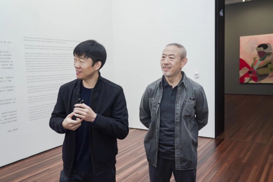 策展人戴卓群(左)与艺术家王玉平在现场导览
策展人戴卓群(左)与艺术家王玉平在现场导览
