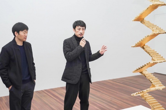 策展人戴卓群(左)与艺术家蔡磊在现场导览
策展人戴卓群(左)与艺术家蔡磊在现场导览