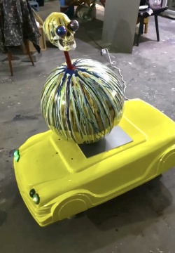 童昆鸟 《不倒神话》尺寸可变 不锈钢,水泥,电动摇摇车等 2021
童昆鸟 《不倒神话》尺寸可变 不锈钢,水泥,电动摇摇车等 2021
