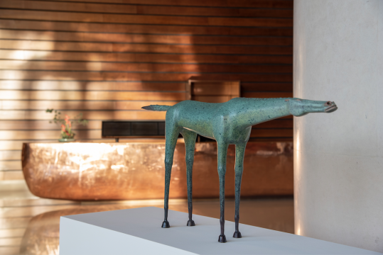 李嘉鑫 《静夜》 90x8x40cm 青铜铸造 2021 《静夜》,一匹静谧、空灵的马。借用最具有动感的马来表达内心的静,犹如“随风潜入夜,润物细无声”。 李嘉鑫 《静夜》 90x8x40cm 青铜铸造 2021 《静夜》,一匹静谧、空灵的马。借用最具有动感的马来表达内心的静,犹如“随风潜入夜,润物细无声”。