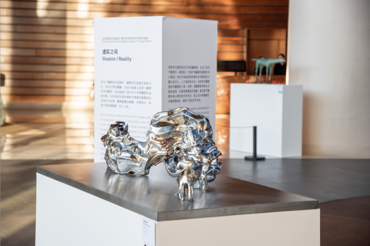 冯仕华 《时间的轨迹》 130x62x32cm 不锈钢 2017
《时间的轨迹》参照太极拳“整体观”,以一组形体表现太极拳意,他尝试将太极拳中缓慢,轻柔的运动配合蓄发全身的内在力量,将刚柔并济的运动轨迹再现,展现在时间流逝中的运动过程。将时间、空间物化。
冯仕华 《时间的轨迹》 130x62x32cm 不锈钢 2017
《时间的轨迹》参照太极拳“整体观”,以一组形体表现太极拳意,他尝试将太极拳中缓慢,轻柔的运动配合蓄发全身的内在力量,将刚柔并济的运动轨迹再现,展现在时间流逝中的运动过程。将时间、空间物化。