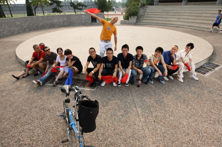 “70后”艺术家合影,2007 (摄影:赵磊)13位70后艺术家——匡峻、陈波、宋琨、邱炯炯、曹斐、刘展、高瑀、欧阳春、刘鼎、谭天帷、王光乐、陈可、韦嘉,在中央美术学院的操场照了这张集体照
“70后”艺术家合影,2007 (摄影:赵磊)13位70后艺术家——匡峻、陈波、宋琨、邱炯炯、曹斐、刘展、高瑀、欧阳春、刘鼎、谭天帷、王光乐、陈可、韦嘉,在中央美术学院的操场照了这张集体照