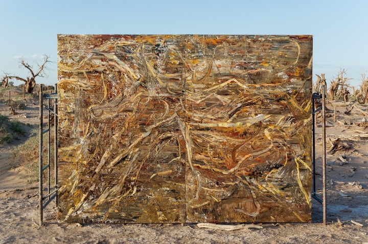 刘商英《胡杨与沙107号》 240×320cm 布面油画 2017
2017年10月,刘商英在内蒙古额济纳旗西汉红城遗址举办户外个展“生命场”,绘画展出于戈壁之上十五日
刘商英《胡杨与沙107号》 240×320cm 布面油画 2017
2017年10月,刘商英在内蒙古额济纳旗西汉红城遗址举办户外个展“生命场”,绘画展出于戈壁之上十五日