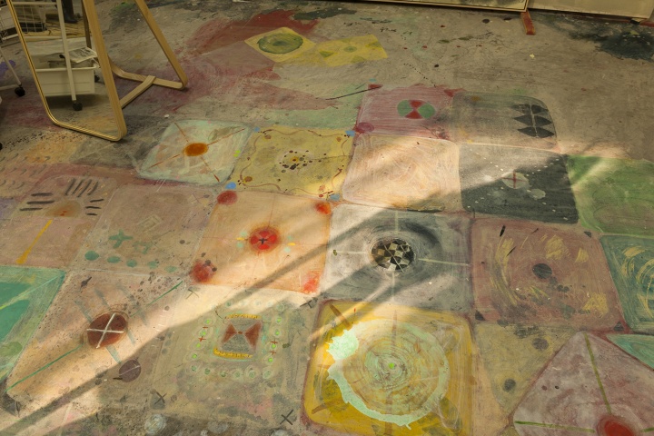 画室的地板上，被王玉平画成了五彩斑斓的地板砖。因为懒得换水，王玉平索性把笔上多余的颜料涂到了水泥地板上。原本老起灰的地面，现在也不起灰了。
